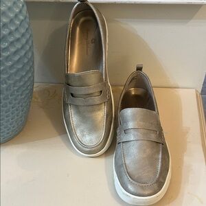 Tommy Bahama VENUS Loafers Metallic Gold Slip-On- size 9.5.